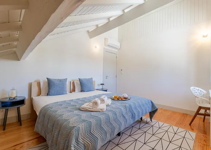 Lovely In The Heart Of By Hostwise * Guimarães